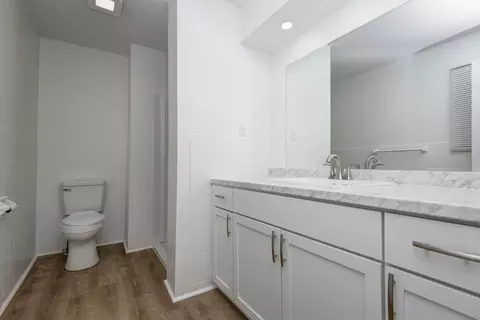 Bath - 1020 Edgewood St, Springfield, MO 65807 photo 2 of 3