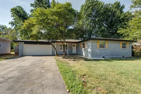 Exterior - 1020 Edgewood St, Springfield, MO 65807 photo 6 of 8