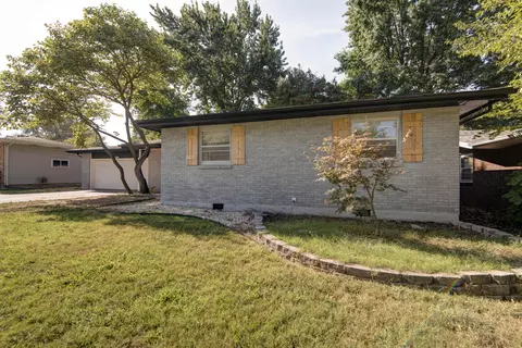 Exterior - 1020 Edgewood St, Springfield, MO 65807 photo 4 of 8
