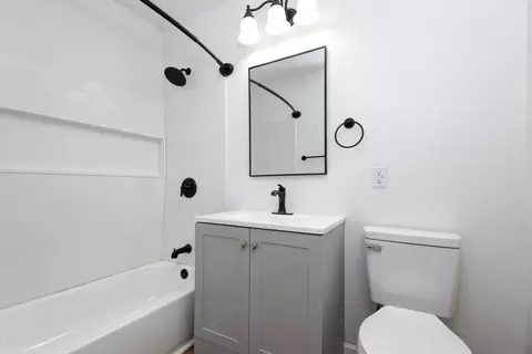 Bath - 1020 Edgewood St, Springfield, MO 65807 photo 1 of 3
