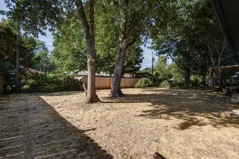 Exterior - 1020 Edgewood St, Springfield, MO 65807 photo 7 of 8