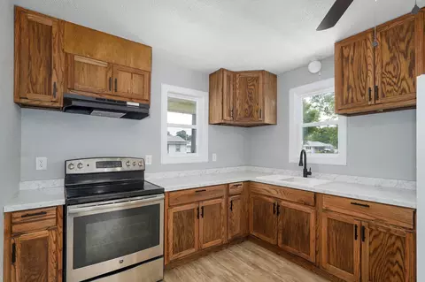 Kitchen - 12 E Hawthorne St, Aurora, MO 65605 photo 2 of 3