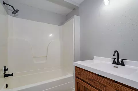 Bath - 12 E Hawthorne St, Aurora, MO 65605 photo 2 of 2