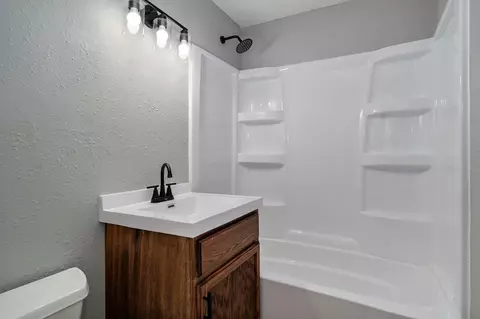 Bath - 12 E Hawthorne St, Aurora, MO 65605 photo 1 of 2