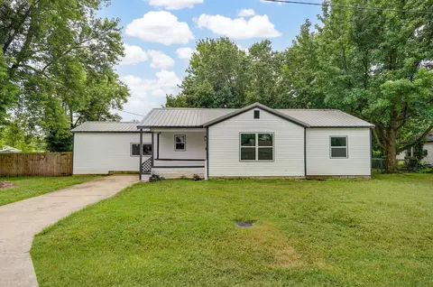 Exterior - 12 E Hawthorne St, Aurora, MO 65605 photo 1 of 9