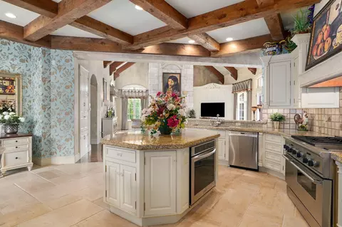 Kitchen - 3865 Eaglescliffe Dr, Springfield, MO 65809 photo 4 of 5
