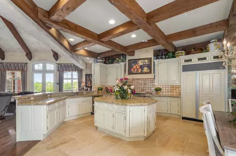 Kitchen - 3865 Eaglescliffe Dr, Springfield, MO 65809 photo 3 of 5