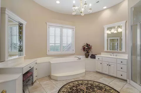 Bath - 3865 Eaglescliffe Dr, Springfield, MO 65809 photo 5 of 8