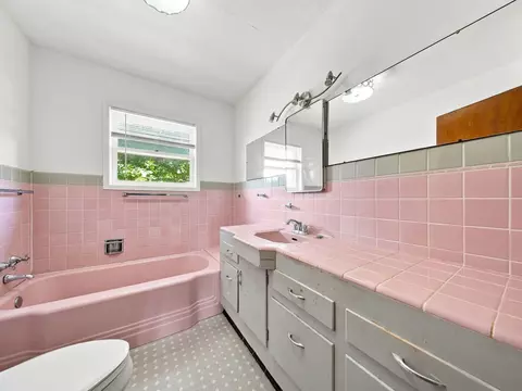 Bath - 3001 N Weaver Rd, Ozark, MO 65721 photo 1 of 1