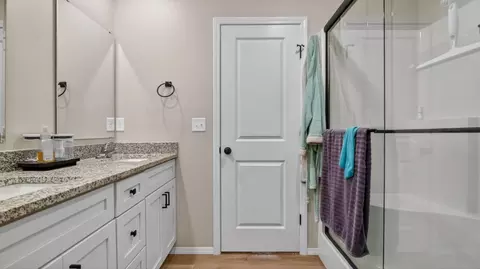 Bath - 738 Swiss Rd, Marshfield, MO 65706 photo 2 of 3