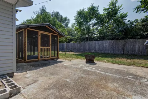 Exterior - 2424 N Broadway Ave, Springfield, MO 65803 photo 2 of 9