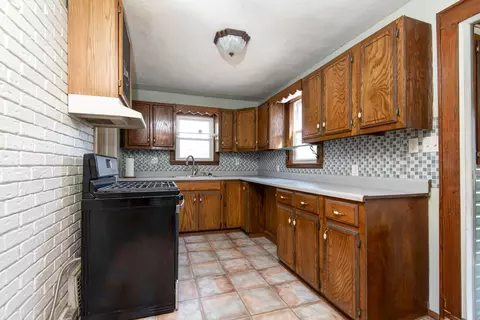 Kitchen - 2424 N Broadway Ave, Springfield, MO 65803 photo 2 of 3
