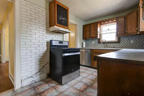 Kitchen - 2424 N Broadway Ave, Springfield, MO 65803 photo 3 of 3