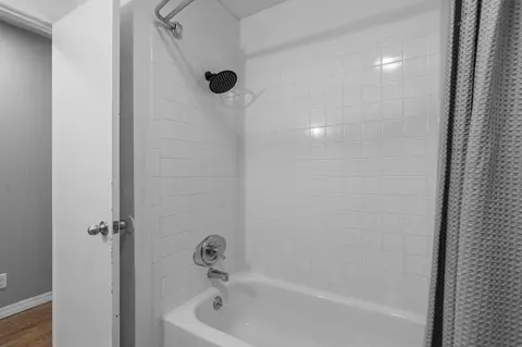 Bath - 1105 E Summerhill St, Ozark, MO 65721 photo 2 of 3