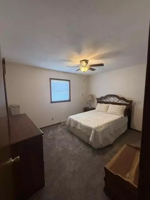 Bedroom - 911 E 10th St, Mountain Grove, MO 65711 photo 4 of 6