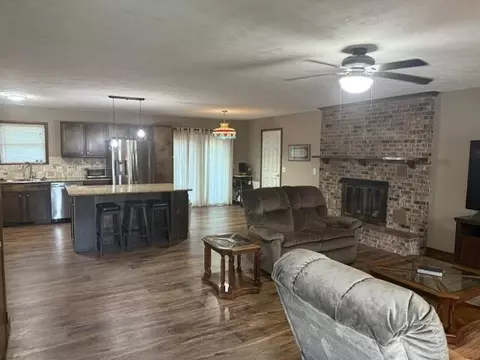 Living - 911 E 10th St, Mountain Grove, MO 65711 photo 1 of 2