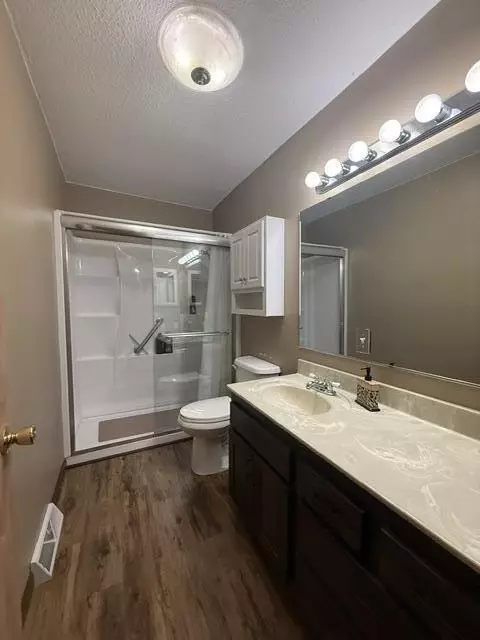 Bath - 911 E 10th St, Mountain Grove, MO 65711 photo 1 of 4