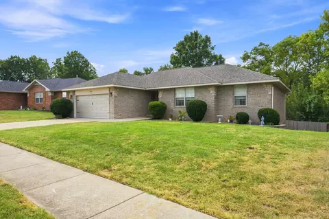 Exterior - 3892 W Parkridge Cir, Springfield, MO 65802 photo 3 of 9