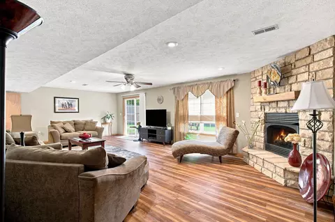 Living - 3892 W Parkridge Cir, Springfield, MO 65802 photo 3 of 4