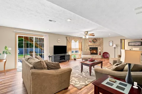 Living - 3892 W Parkridge Cir, Springfield, MO 65802 photo 4 of 4