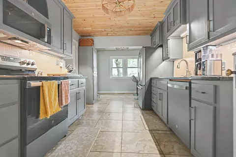 Kitchen - 2039 E Wayland St, Springfield, MO 65804 photo 5 of 6