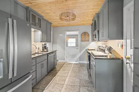 Kitchen - 2039 E Wayland St, Springfield, MO 65804 photo 3 of 6