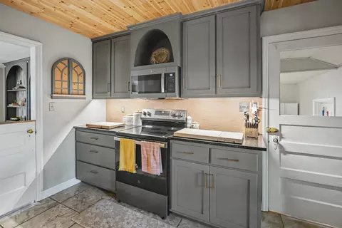 Kitchen - 2039 E Wayland St, Springfield, MO 65804 photo 4 of 6