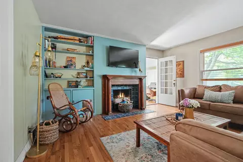 Living - 2039 E Wayland St, Springfield, MO 65804 photo 2 of 3