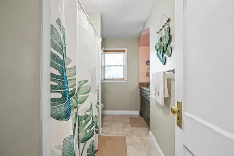 Bath - 2039 E Wayland St, Springfield, MO 65804 photo 3 of 5