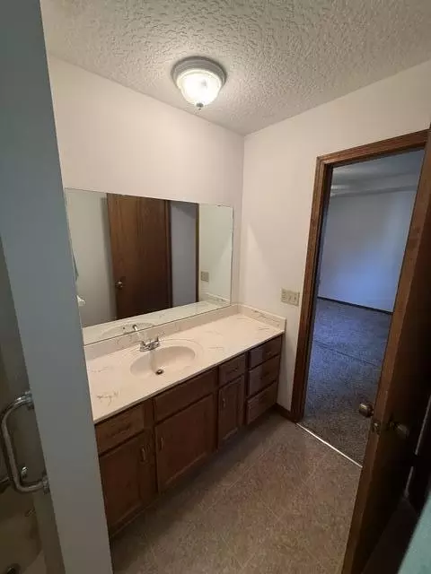 Bath - 807 E 16th St, Mountain Grove, MO 65711 photo 5 of 5