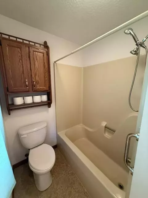Bath - 807 E 16th St, Mountain Grove, MO 65711 photo 4 of 5
