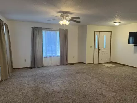 Living - 807 E 16th St, Mountain Grove, MO 65711 photo 2 of 3
