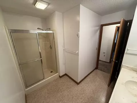 Bath - 807 E 16th St, Mountain Grove, MO 65711 photo 2 of 5
