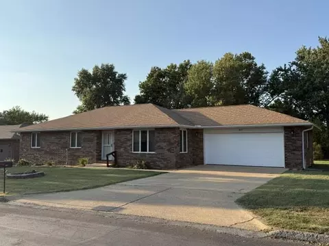 Exterior - 807 E 16th St, Mountain Grove, MO 65711 photo 2 of 9