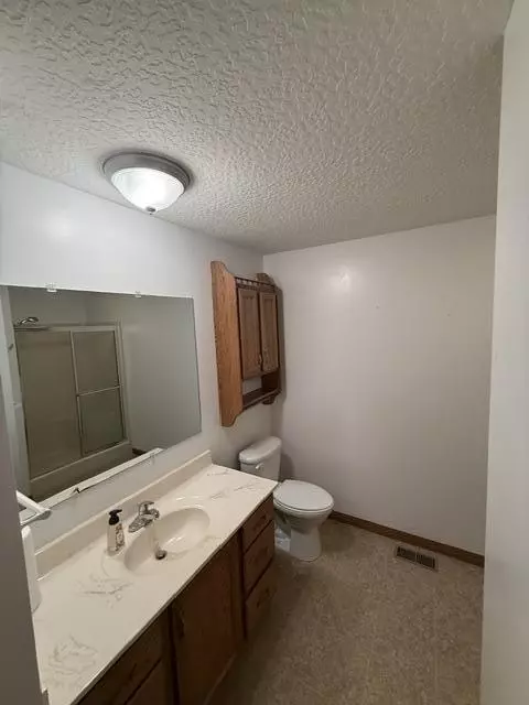 Bath - 807 E 16th St, Mountain Grove, MO 65711 photo 1 of 5