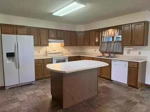 Kitchen - 807 E 16th St, Mountain Grove, MO 65711 photo 2 of 5