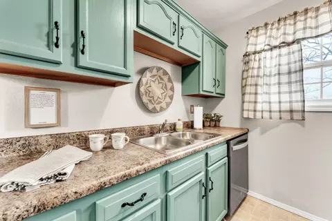 Kitchen - 52 Timber Oaks Trl #B, Branson, MO 65616 photo 3 of 3