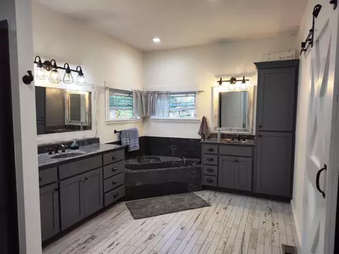 Bath - 2373 E 540th Rd, Buffalo, MO 65622 photo 1 of 9