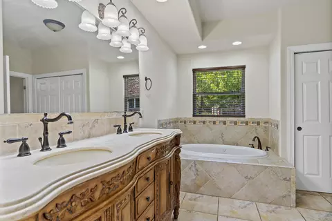 Bath - 4039 E Melody Ln, Springfield, MO 65809 photo 3 of 6