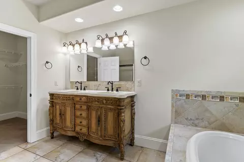Bath - 4039 E Melody Ln, Springfield, MO 65809 photo 2 of 6