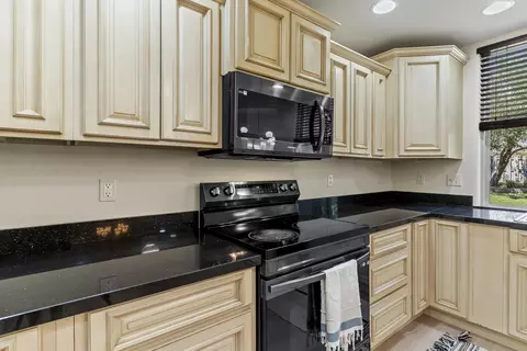 Kitchen - 4039 E Melody Ln, Springfield, MO 65809 photo 5 of 6