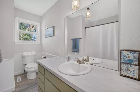 Bath - 1938 Dark Valley Rd, Marshfield, MO 65706 photo 2 of 2