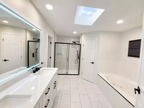 Bath - 3945 W Cardinal St, Springfield, MO 65810 photo 4 of 6