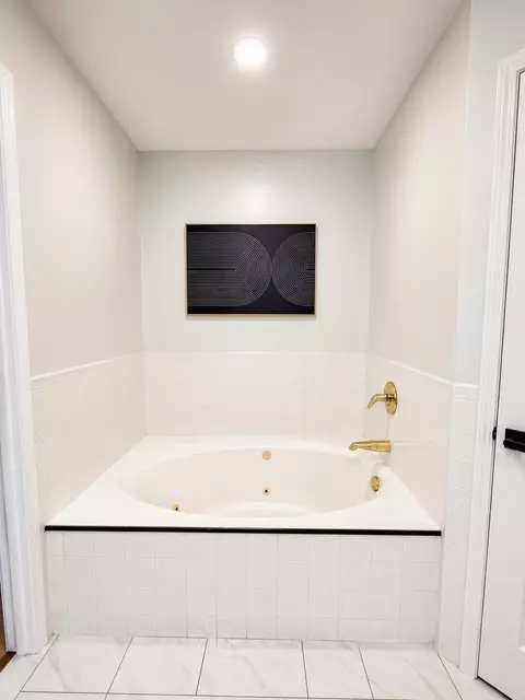 Bath - 3945 W Cardinal St, Springfield, MO 65810 photo 3 of 6