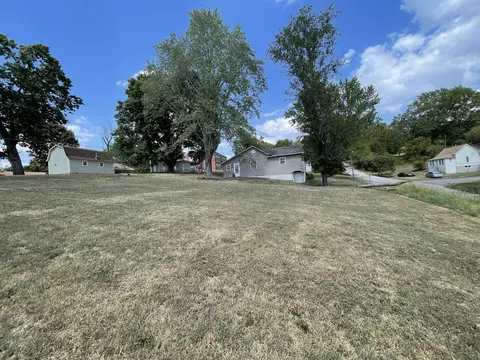 Exterior - 109 E Lillian Ave, Crane, MO 65633 photo 3 of 4