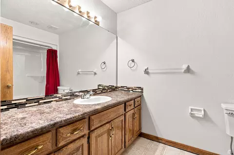 Bath - 4009 S Cutler Ct, Springfield, MO 65807 photo 4 of 4