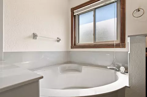 Bath - 4009 S Cutler Ct, Springfield, MO 65807 photo 3 of 4