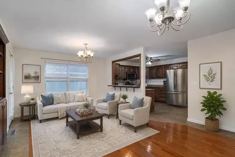 Living - 3032 W Grandview St, Springfield, MO 65803 photo 6 of 8