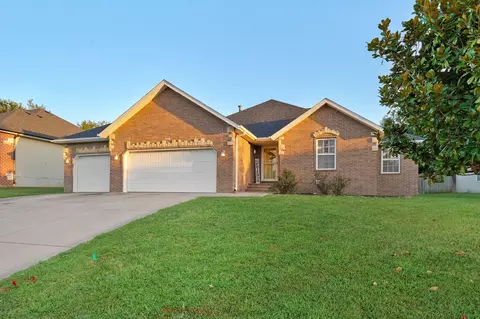 Exterior - 3032 W Grandview St, Springfield, MO 65803 photo 3 of 7