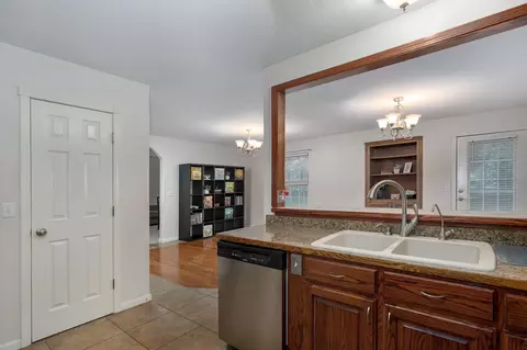 Entry Way - 3032 W Grandview St, Springfield, MO 65803 photo 5 of 6